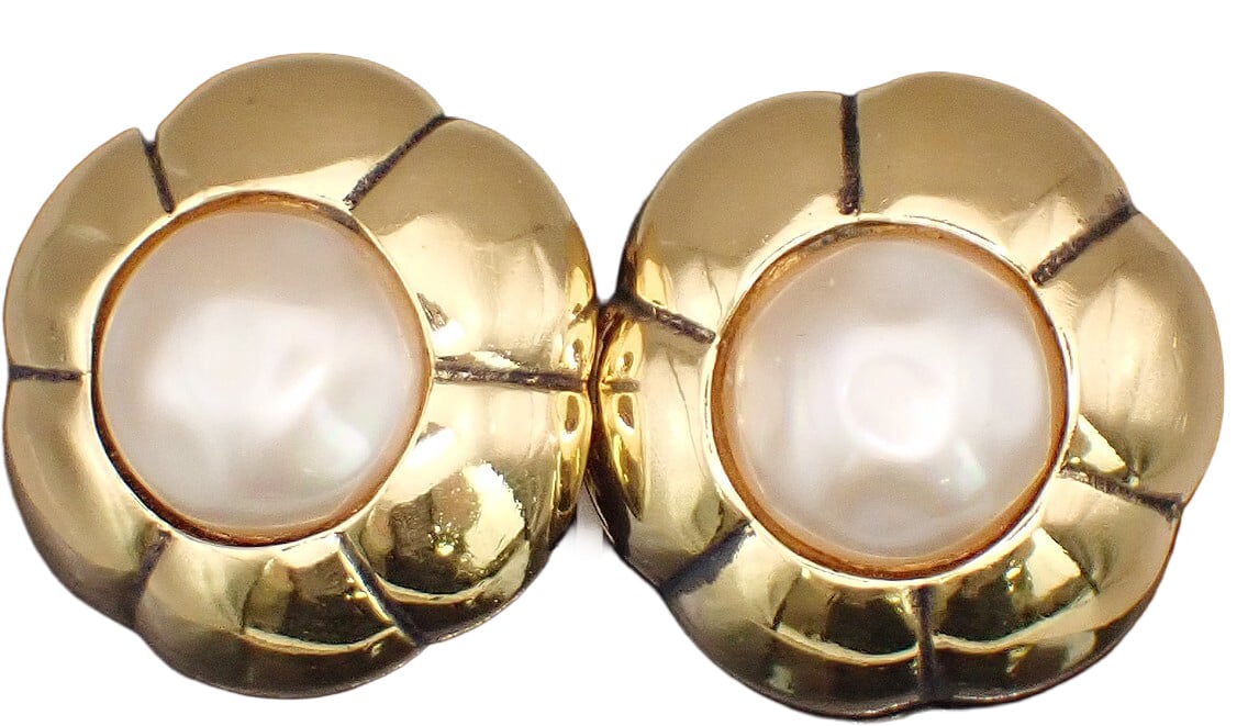 Chanel Vintage CC Flower Clip-On imitation pearls in gold plated