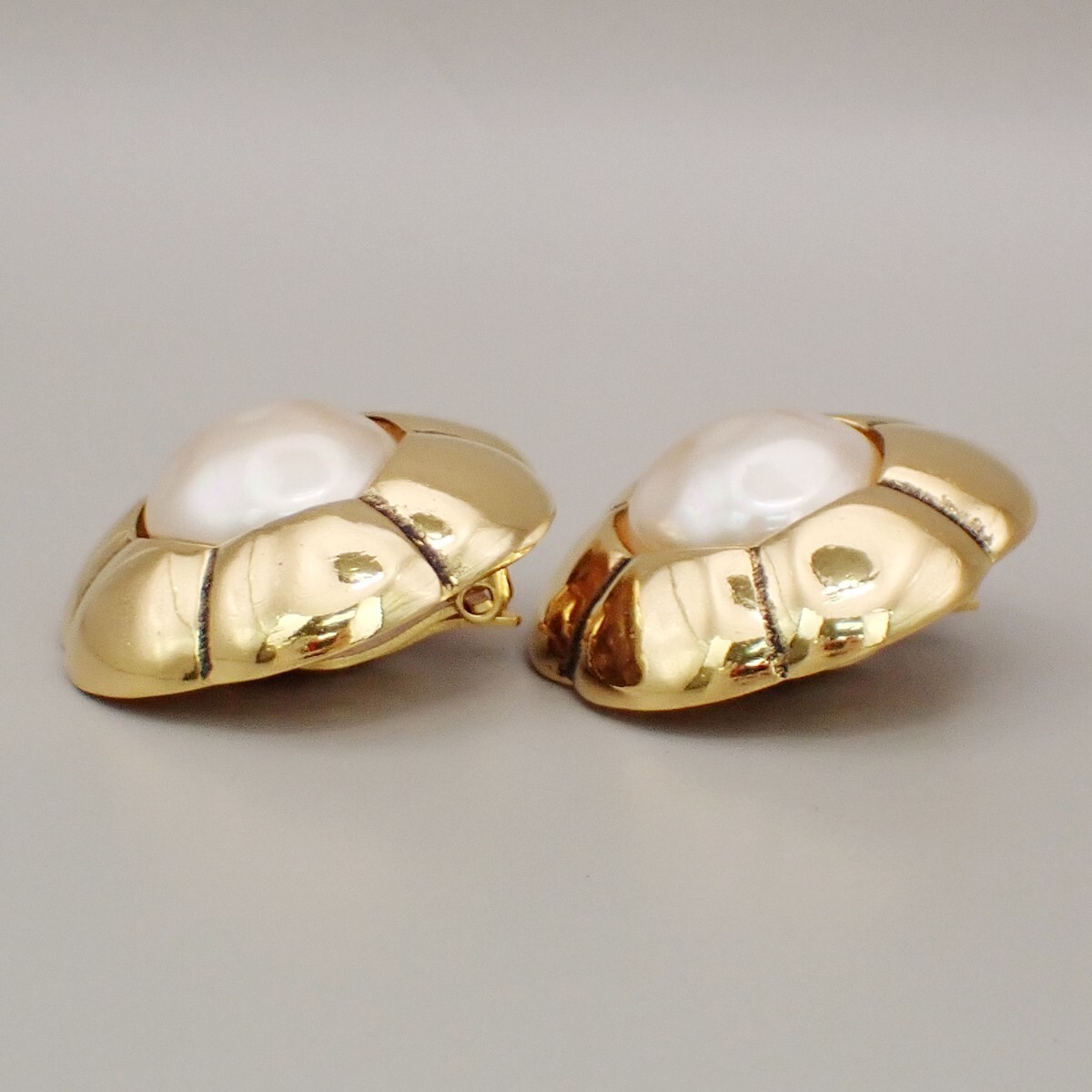 Chanel Vintage CC Flower Clip-On imitation pearls in gold plated