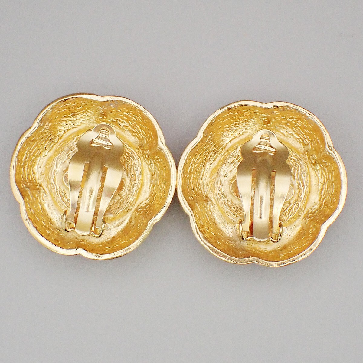 Chanel Vintage CC Flower Clip-On imitation pearls in gold plated