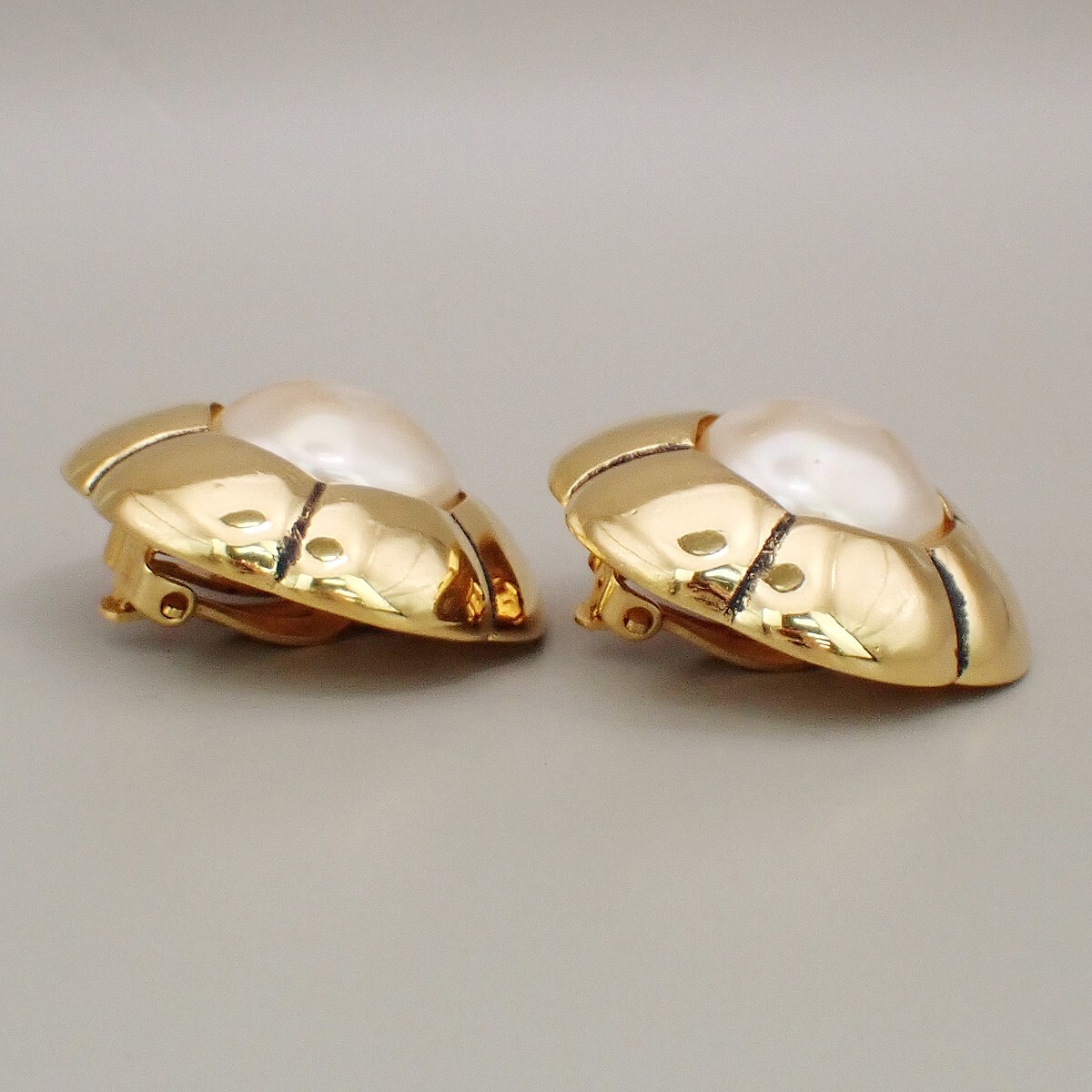 Chanel Vintage CC Flower Clip-On imitation pearls in gold plated