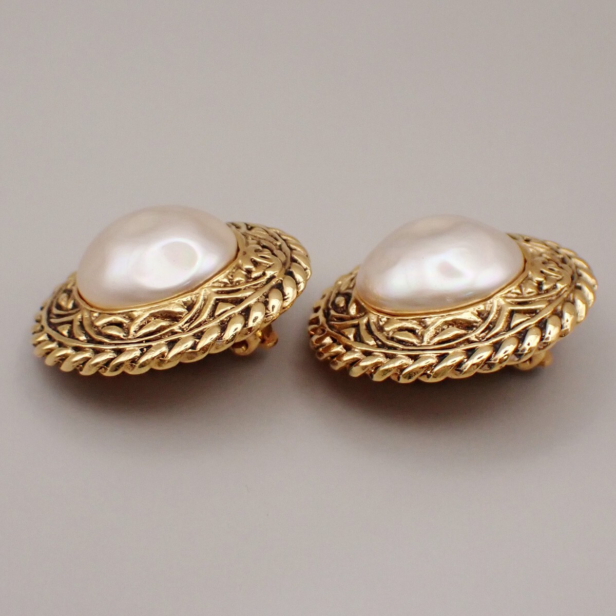 Chanel Vintage Round Chain Clip-On Metal with Faux Pearl