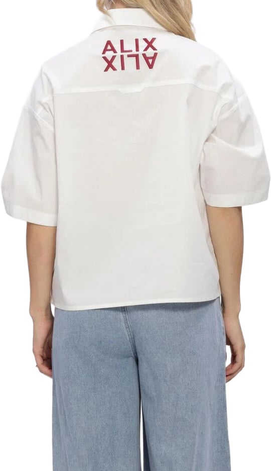 witte blouse logo achter