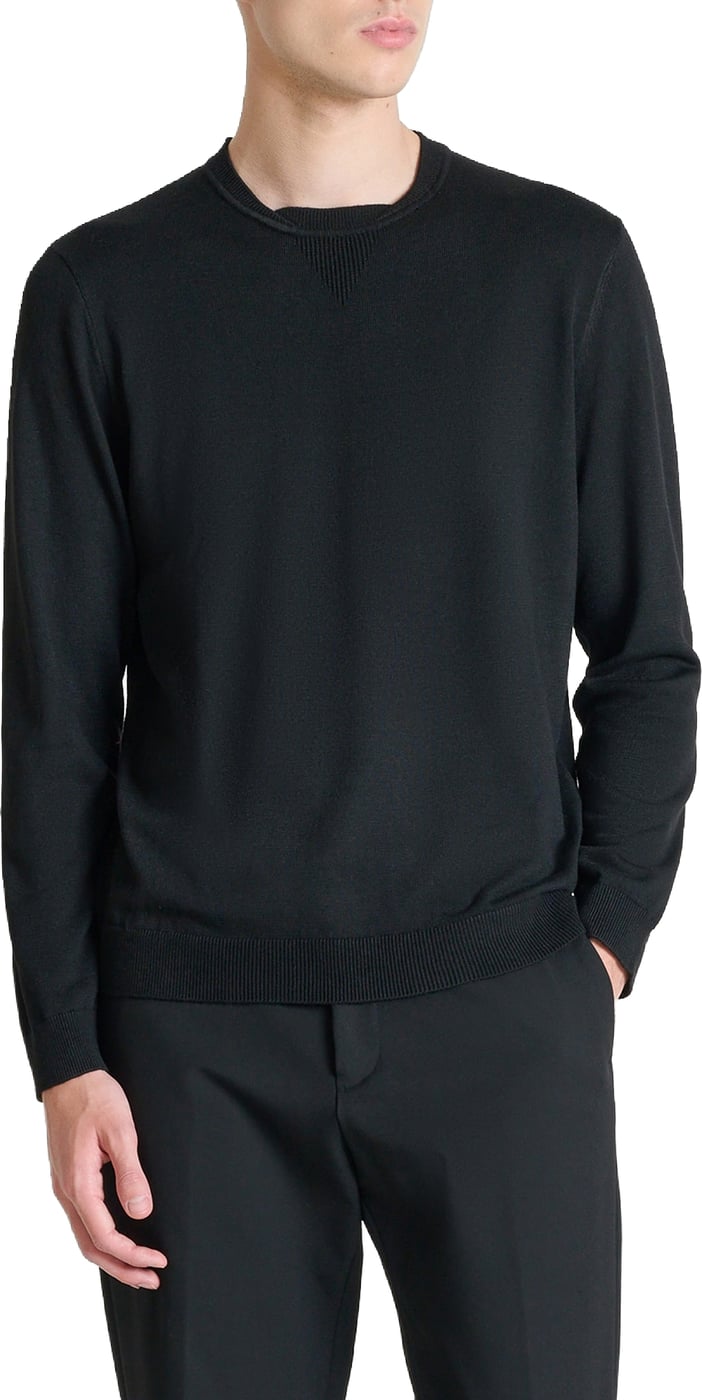 Black regular-fit long-sleeve crew-neck sweater in wool-cashmere blend