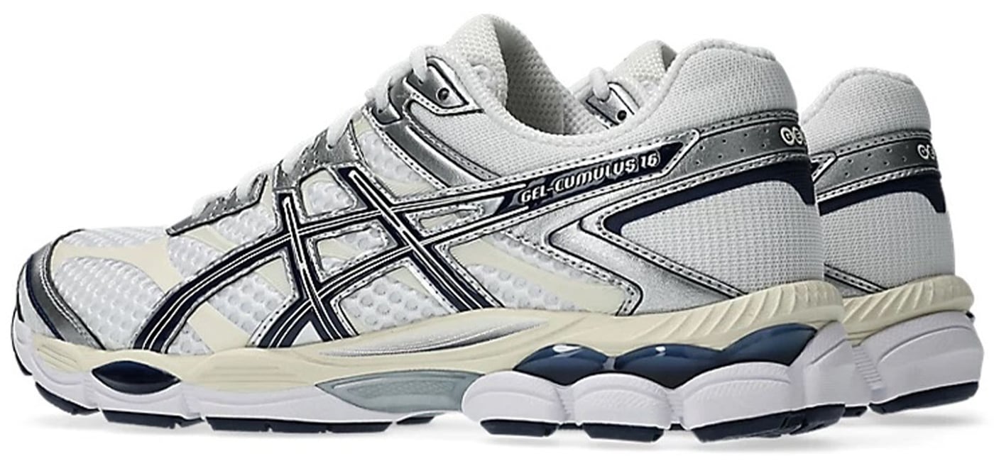 Gel Cumulus 16 Sneakers In White Midnight