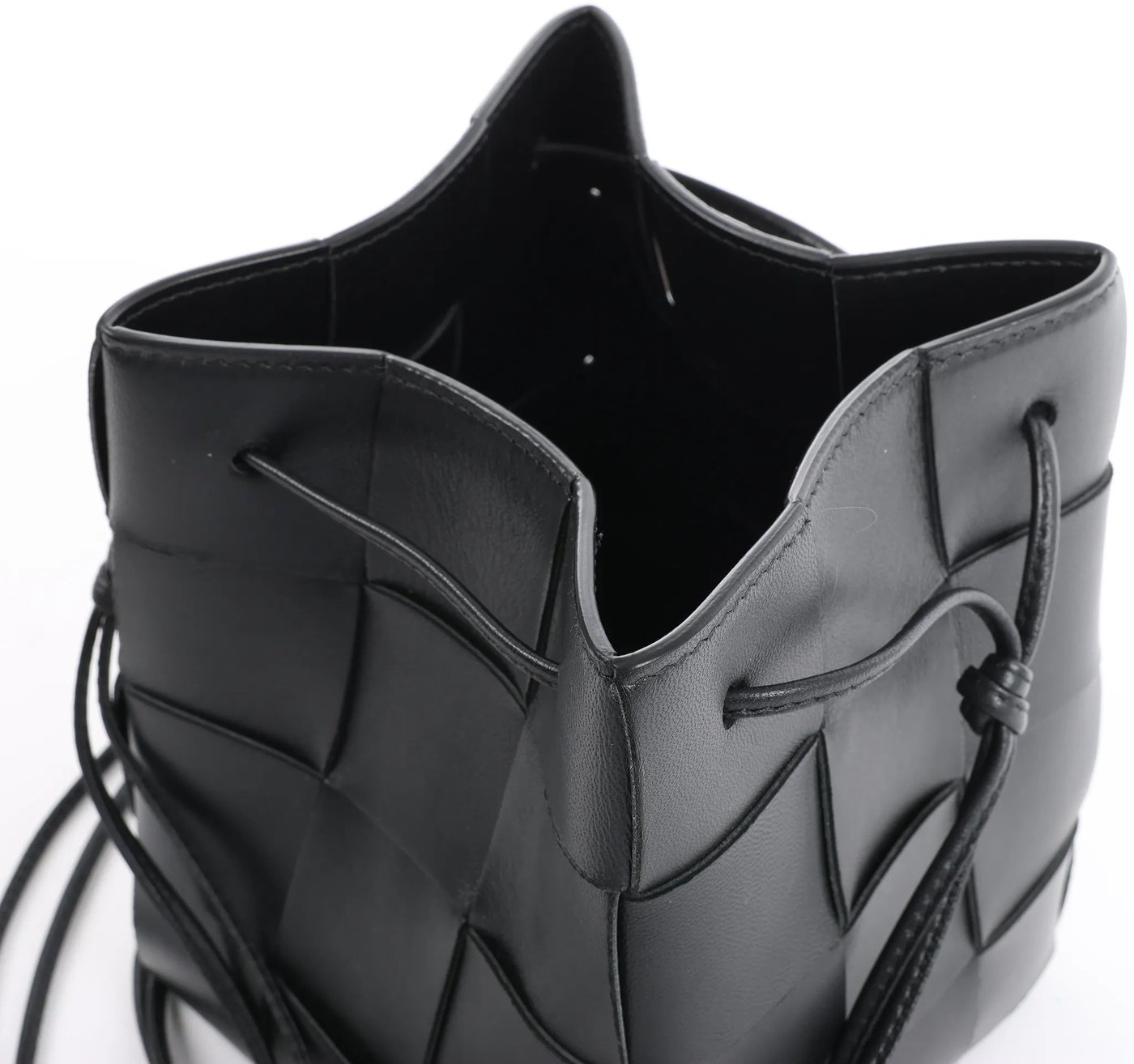 Bottega Veneta Cassette Mini Bucket Maxi Intrecciato Leather Handbag in Black