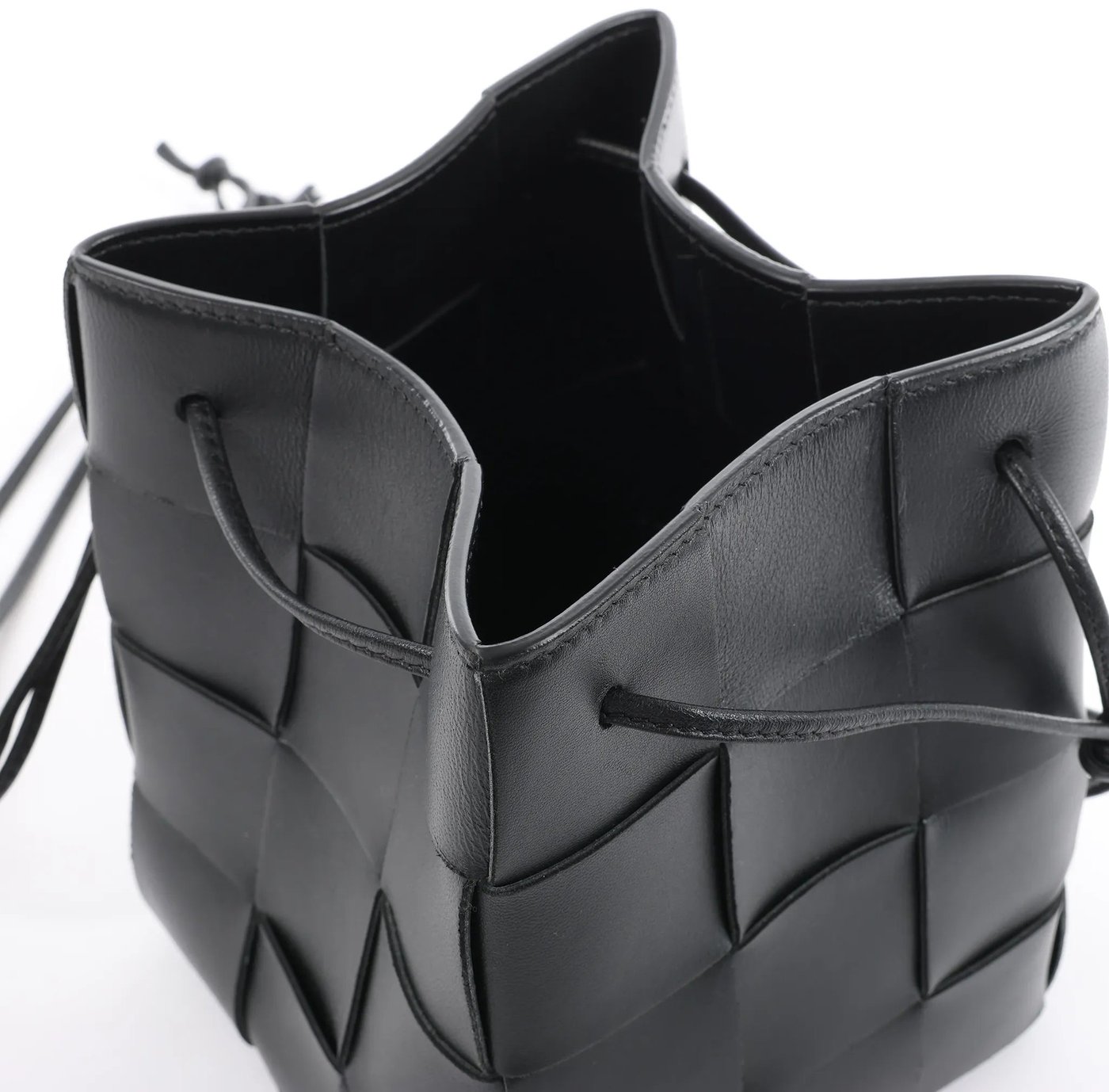 Bottega Veneta Cassette Mini Bucket Maxi Intrecciato Leather Handbag in Black