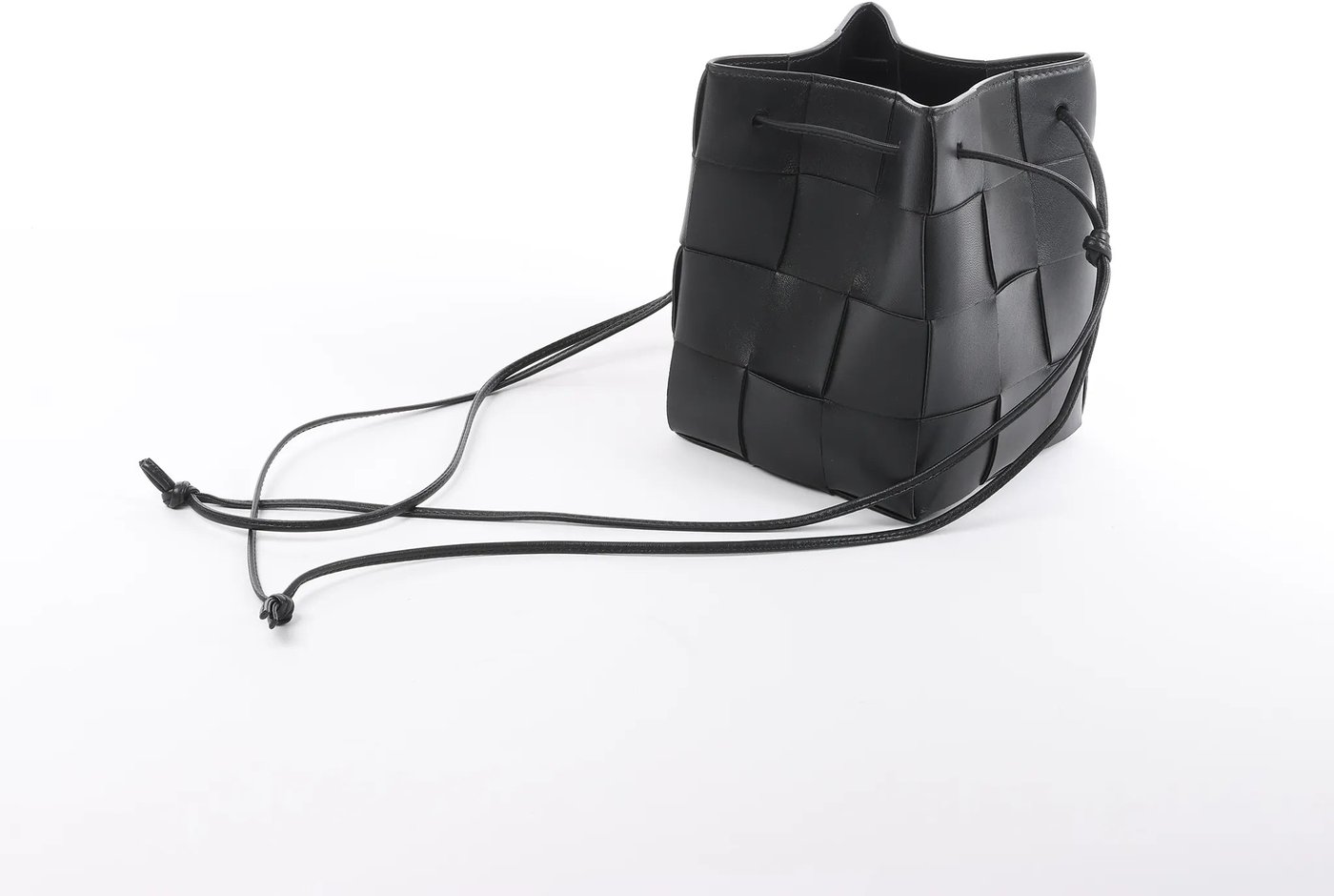 Bottega Veneta Cassette Mini Bucket Maxi Intrecciato Leather Handbag in Black
