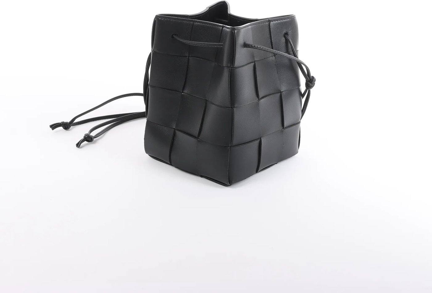 Bottega Veneta Cassette Mini Bucket Maxi Intrecciato Leather Handbag in Black