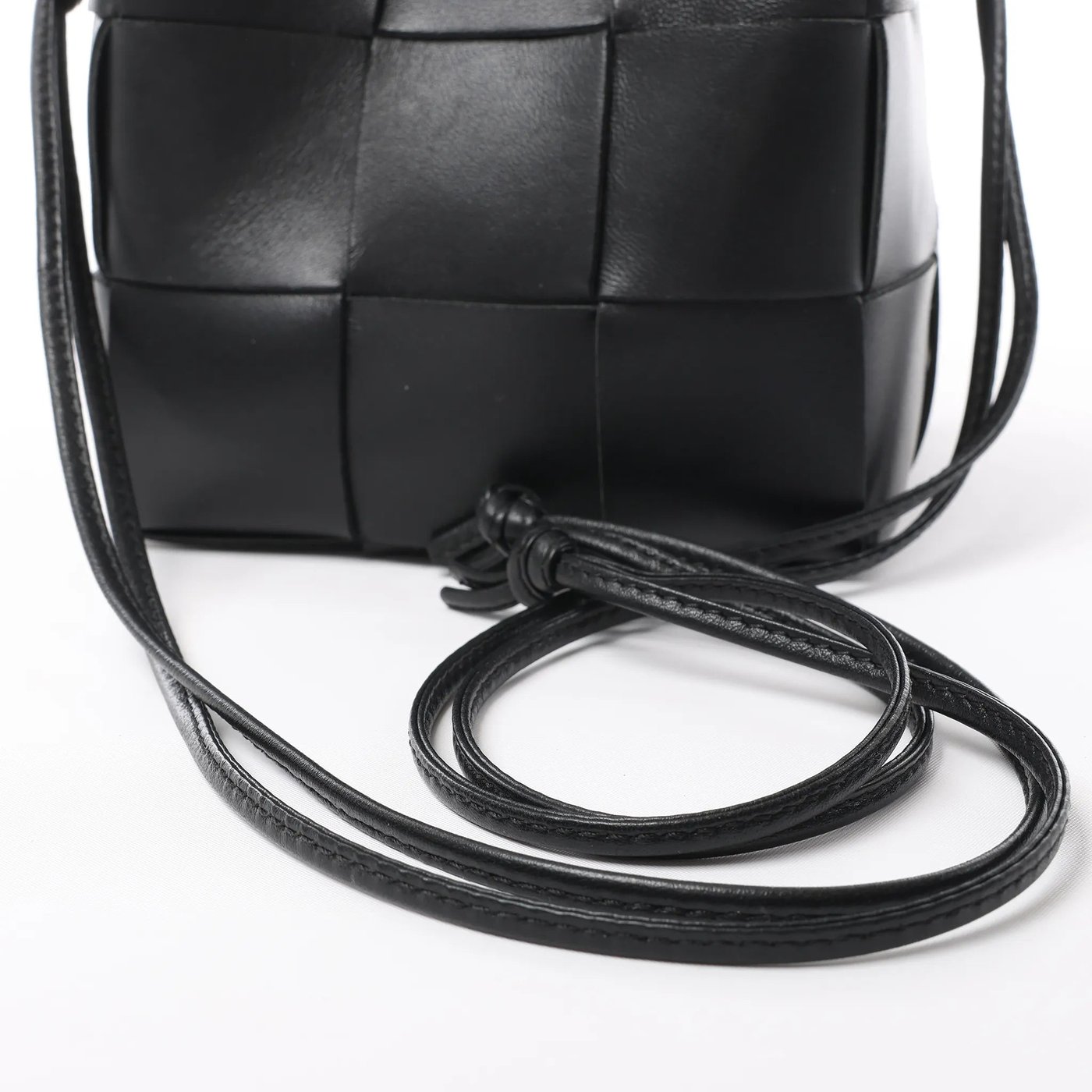 Bottega Veneta Cassette Mini Bucket Maxi Intrecciato Leather Handbag in Black