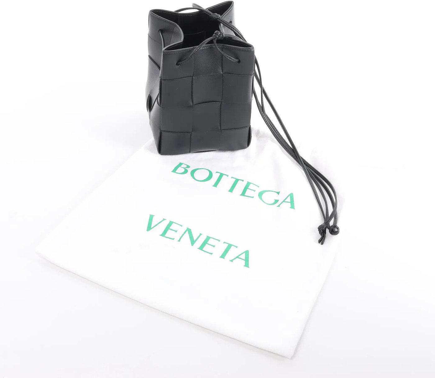 Bottega Veneta Cassette Mini Bucket Maxi Intrecciato Leather Handbag in Black