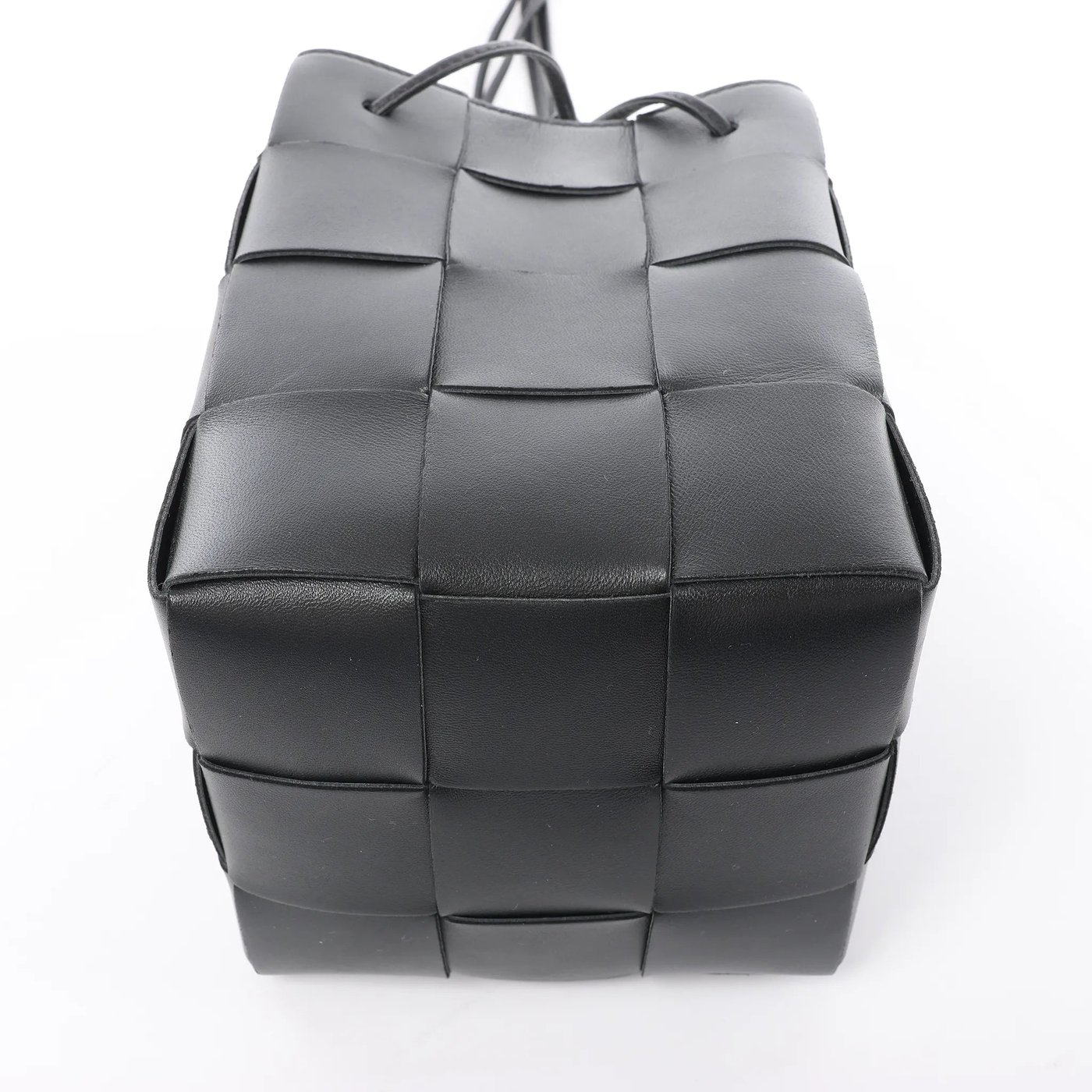Bottega Veneta Cassette Mini Bucket Maxi Intrecciato Leather Handbag in Black