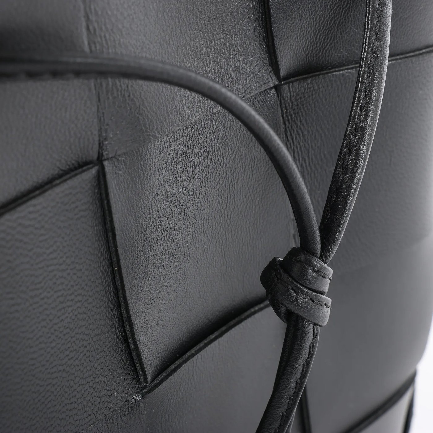Bottega Veneta Cassette Mini Bucket Maxi Intrecciato Leather Handbag in Black