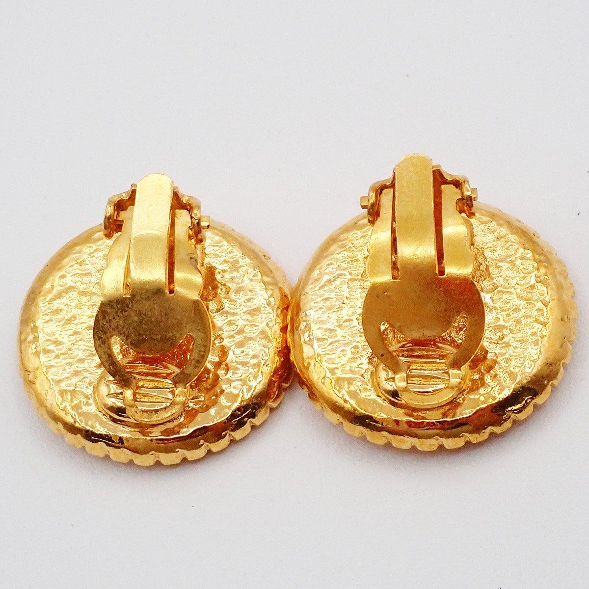 Chanel Vintage CC Round Clip-On Metal Small