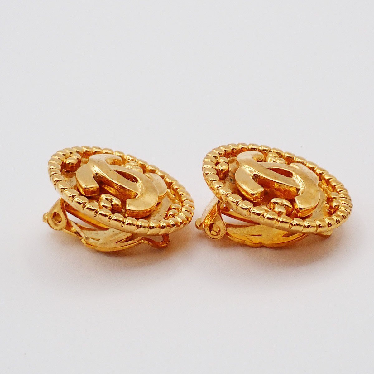 Chanel Vintage CC Round Clip-On Metal Small