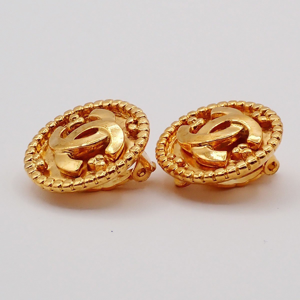 Chanel Vintage CC Round Clip-On Metal Small
