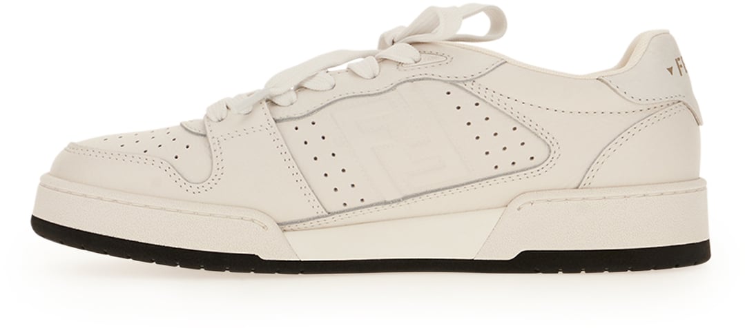 Fendi Sneakers Fendi basse in pelle bianca, con il motivo a lettere traforato e il bordo della suola scuro marchiato.