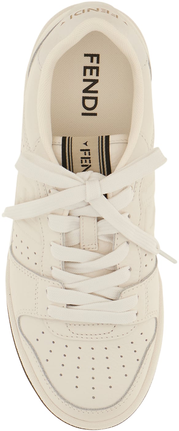 Fendi Sneakers Fendi basse in pelle bianca, con il motivo a lettere traforato e il bordo della suola scuro marchiato.