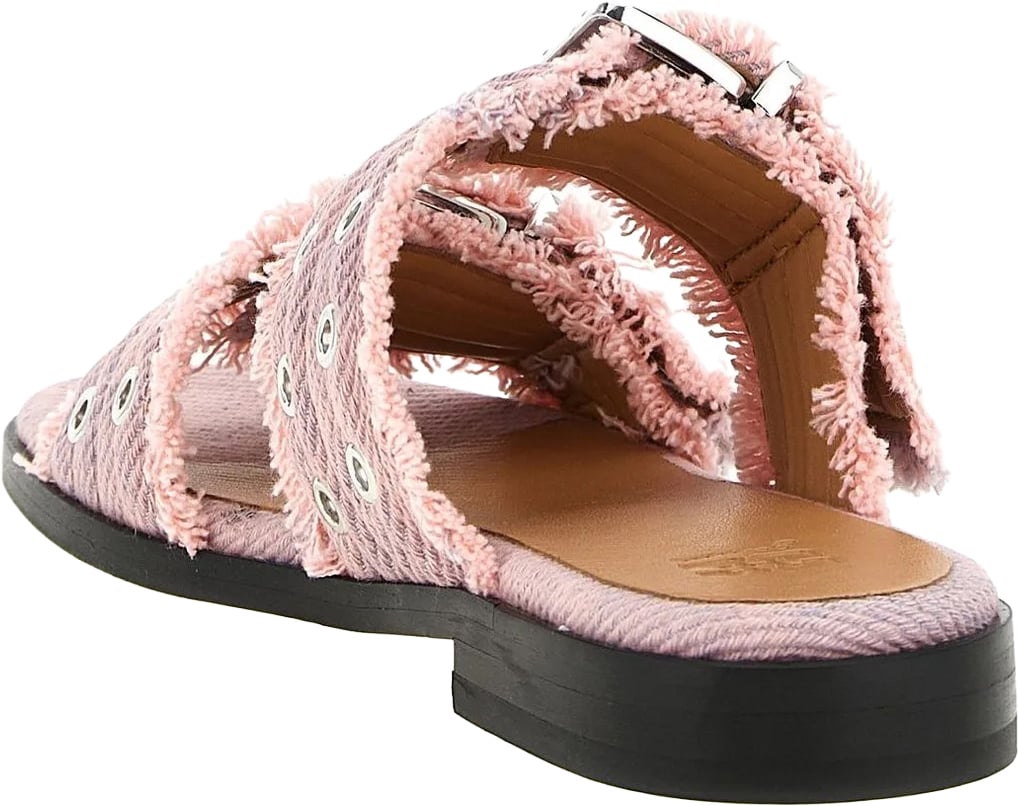 sandalen in roze jeans