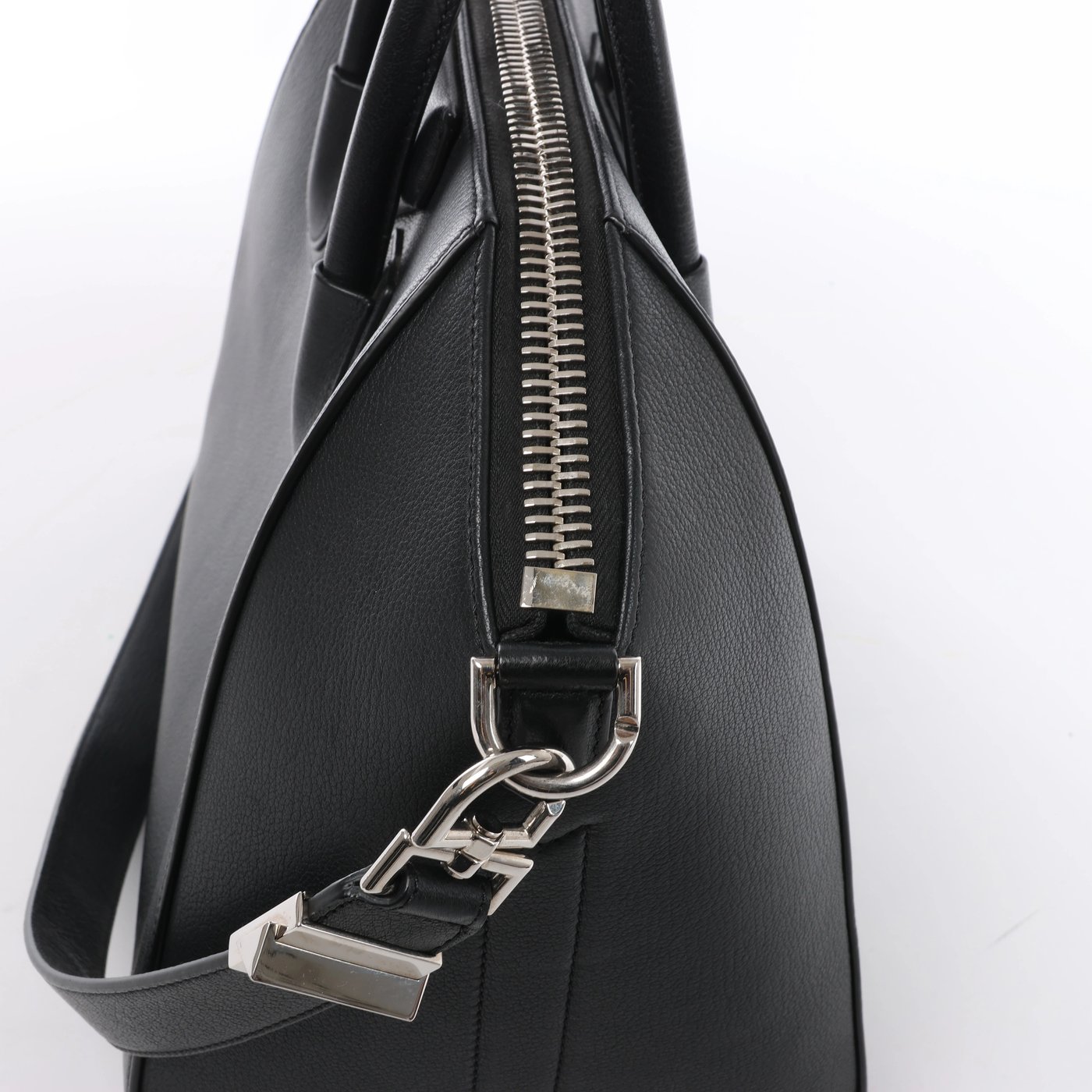 Givenchy Antigona Medium Leather 2Way Handbag in Black