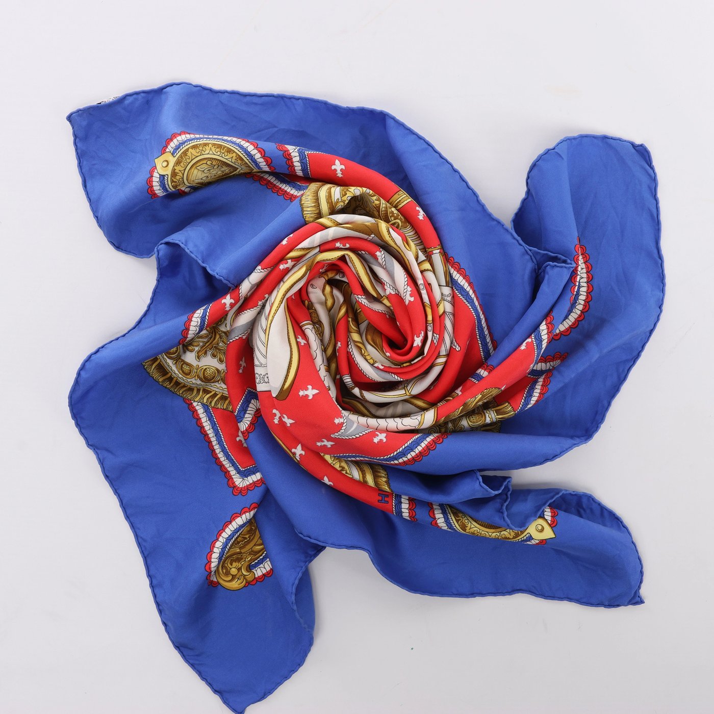 Hermès Carré 90 "SELLES A HOUSSE" Scarf Silk in Blue x Red