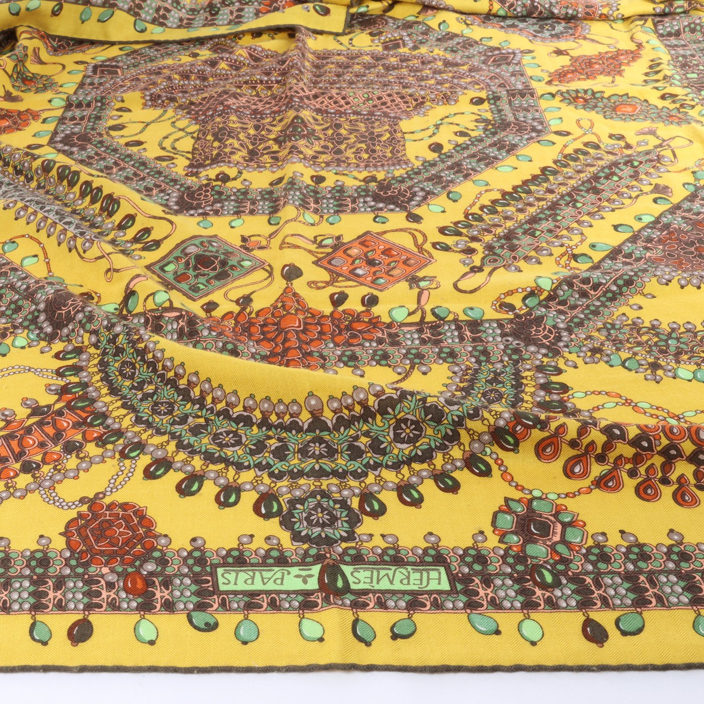 Hermès Carré Géant 140 "PARURES DES MAHARAJAS" Stole Cashmere & Silk in Yellow