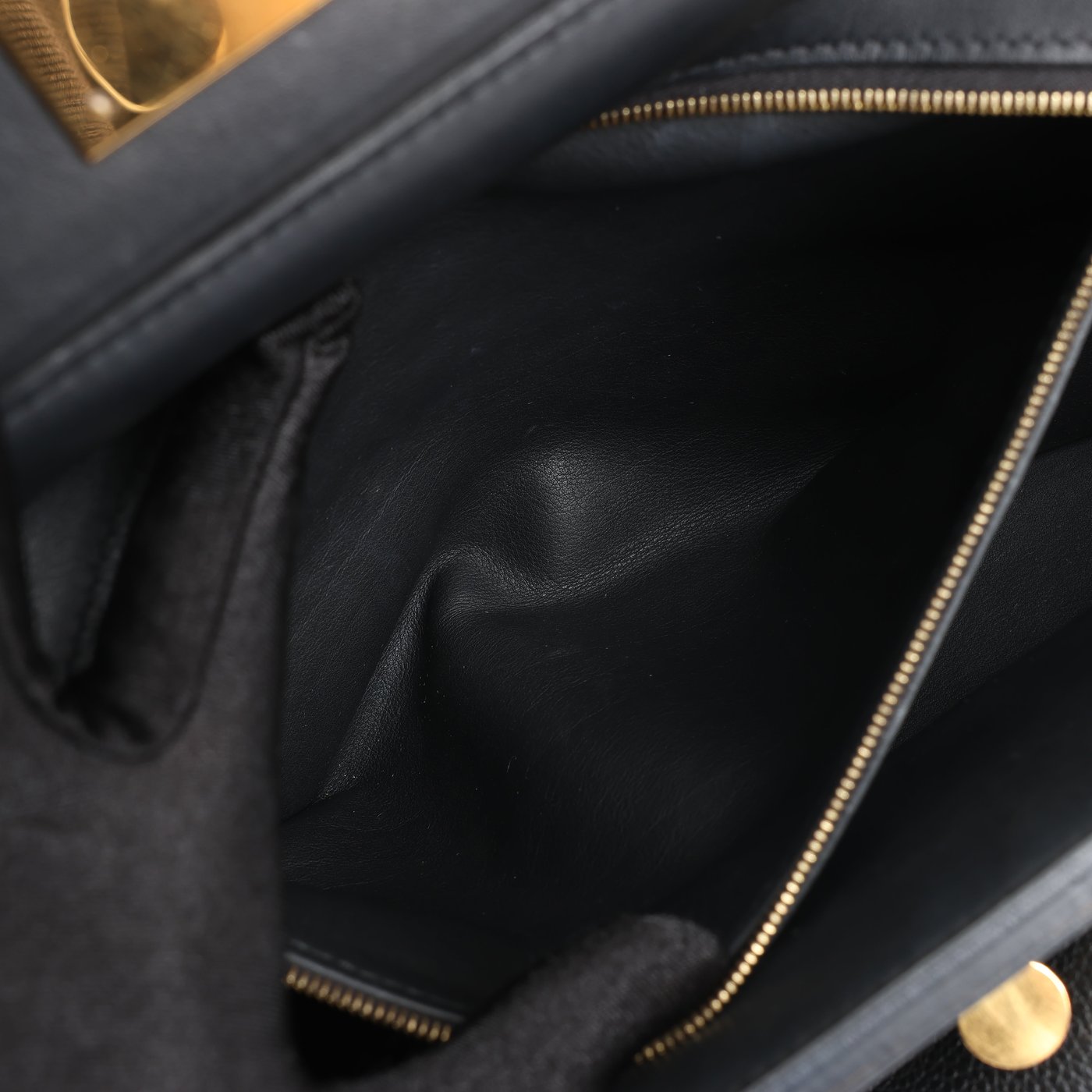 HERMES 24/24 29 Togo Leather Handbag in Black and Gold Metal Fittings D: 2019