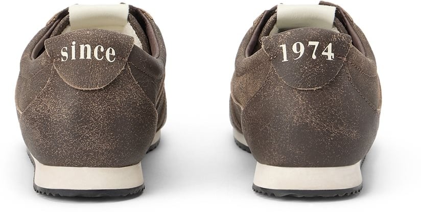 Low-top sneakers in brown suede