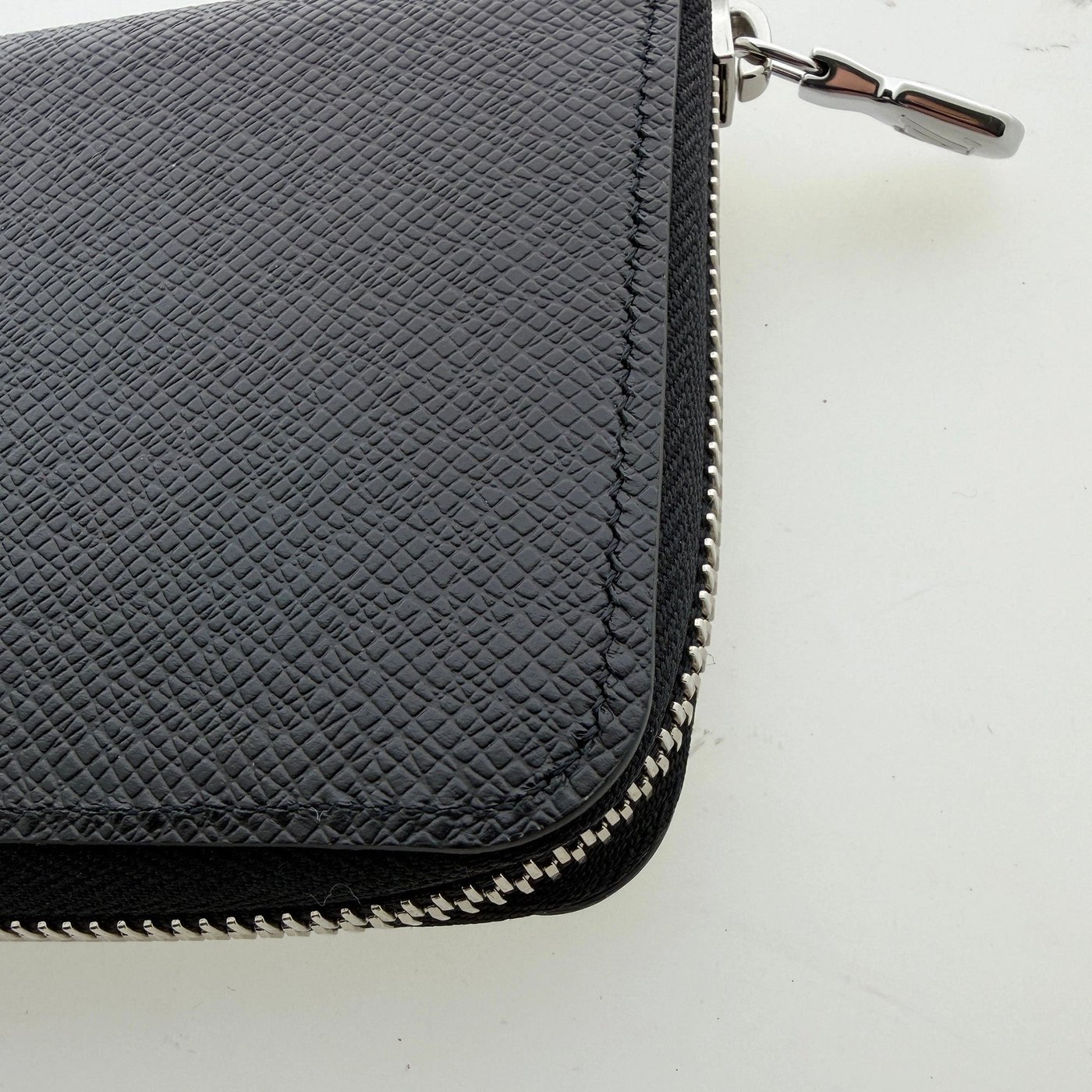 Louis Vuitton Zippy Wallet Vertical Taiga Leather Black Full Set