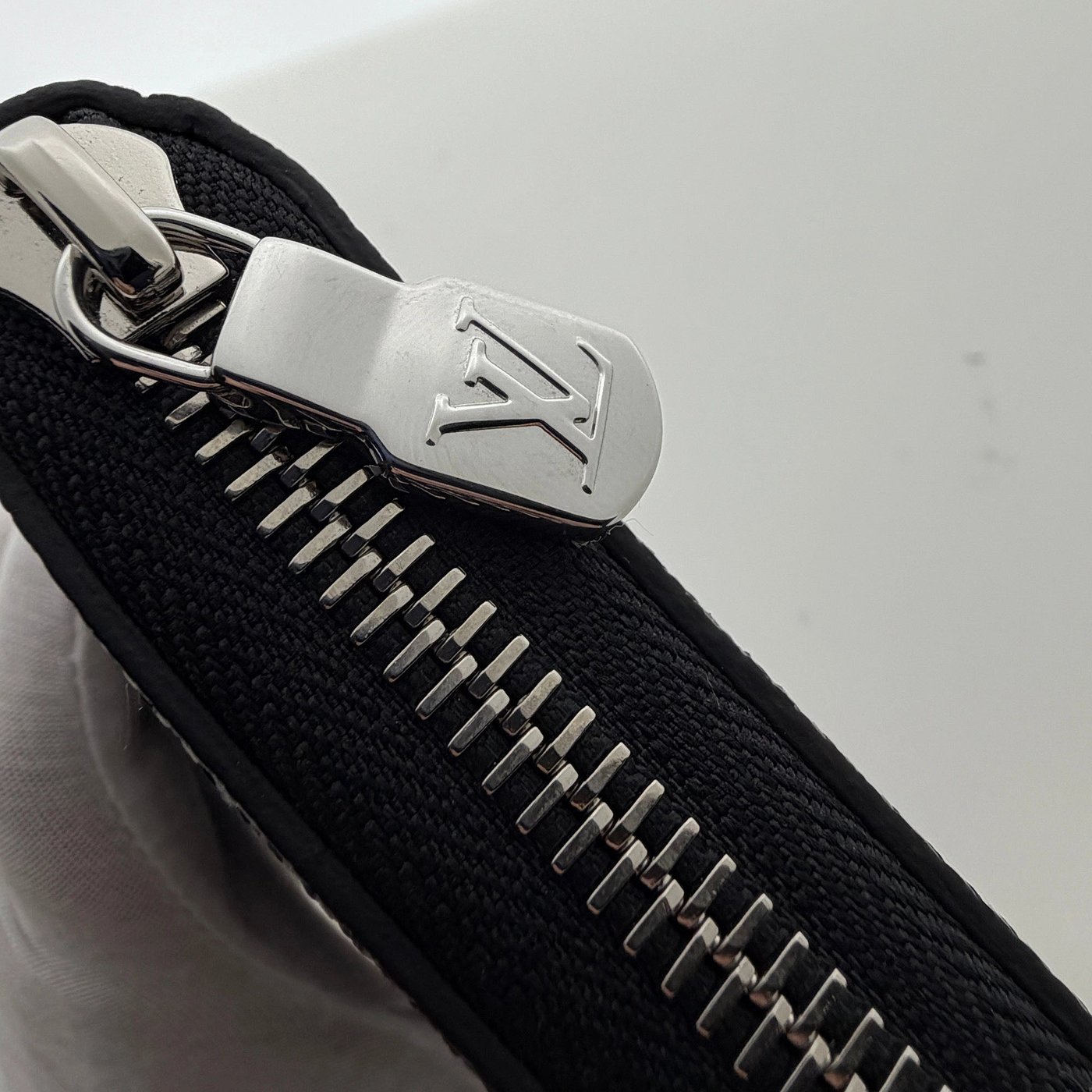 Louis Vuitton Zippy Wallet Vertical Taiga Leather Black Full Set