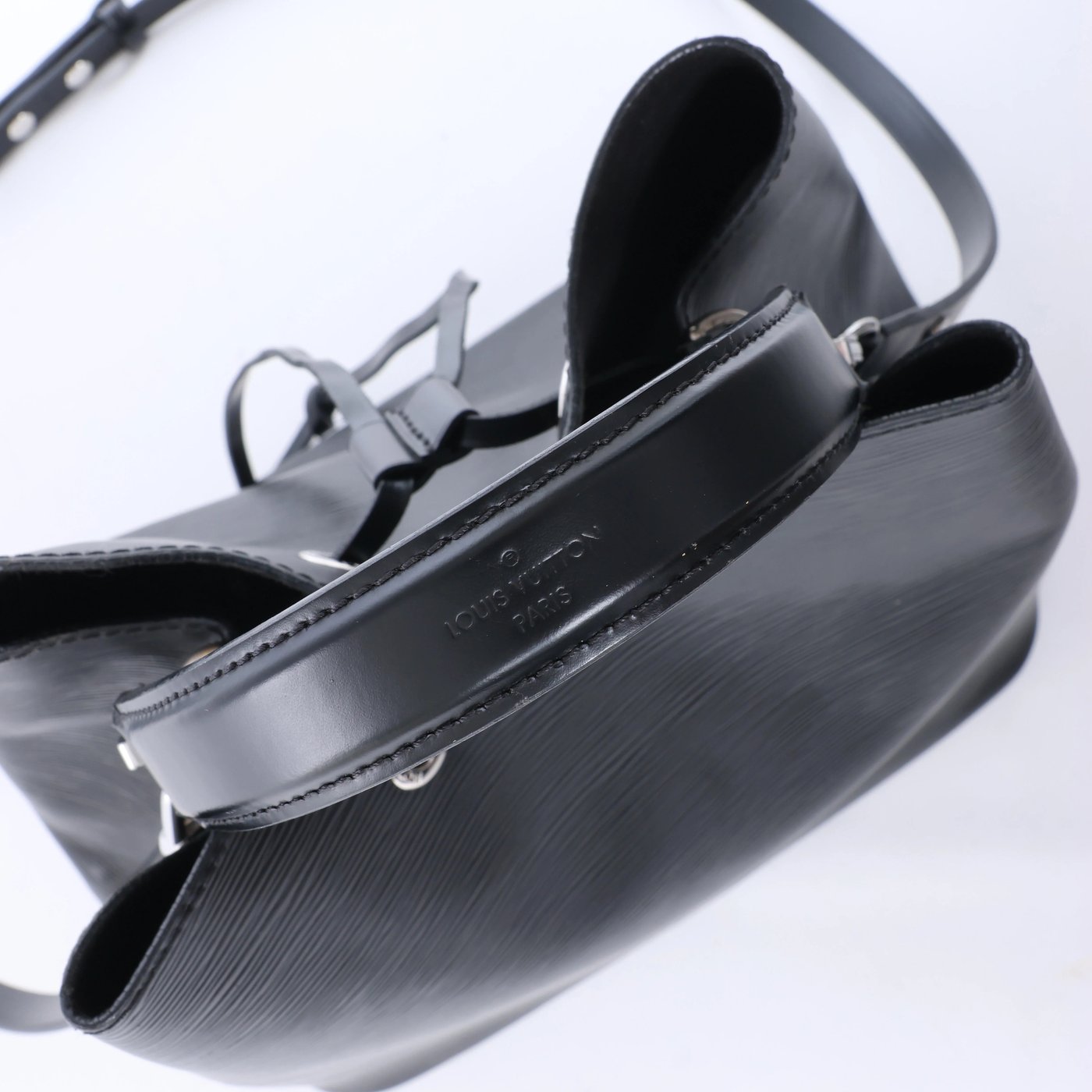 Louis Vuitton NeoNoe Epi Leather Shoulder Bag in Black M54366