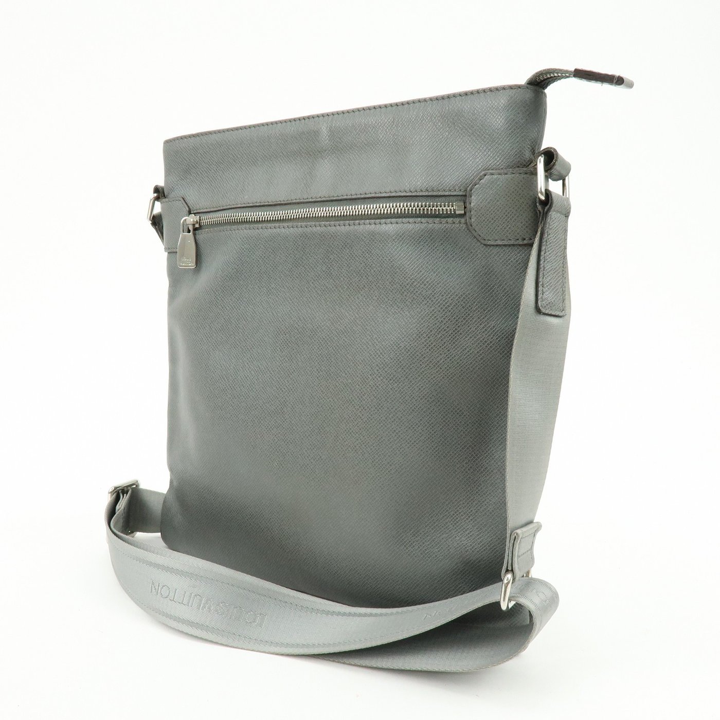 Louis Vuitton Sasha Taiga Leather