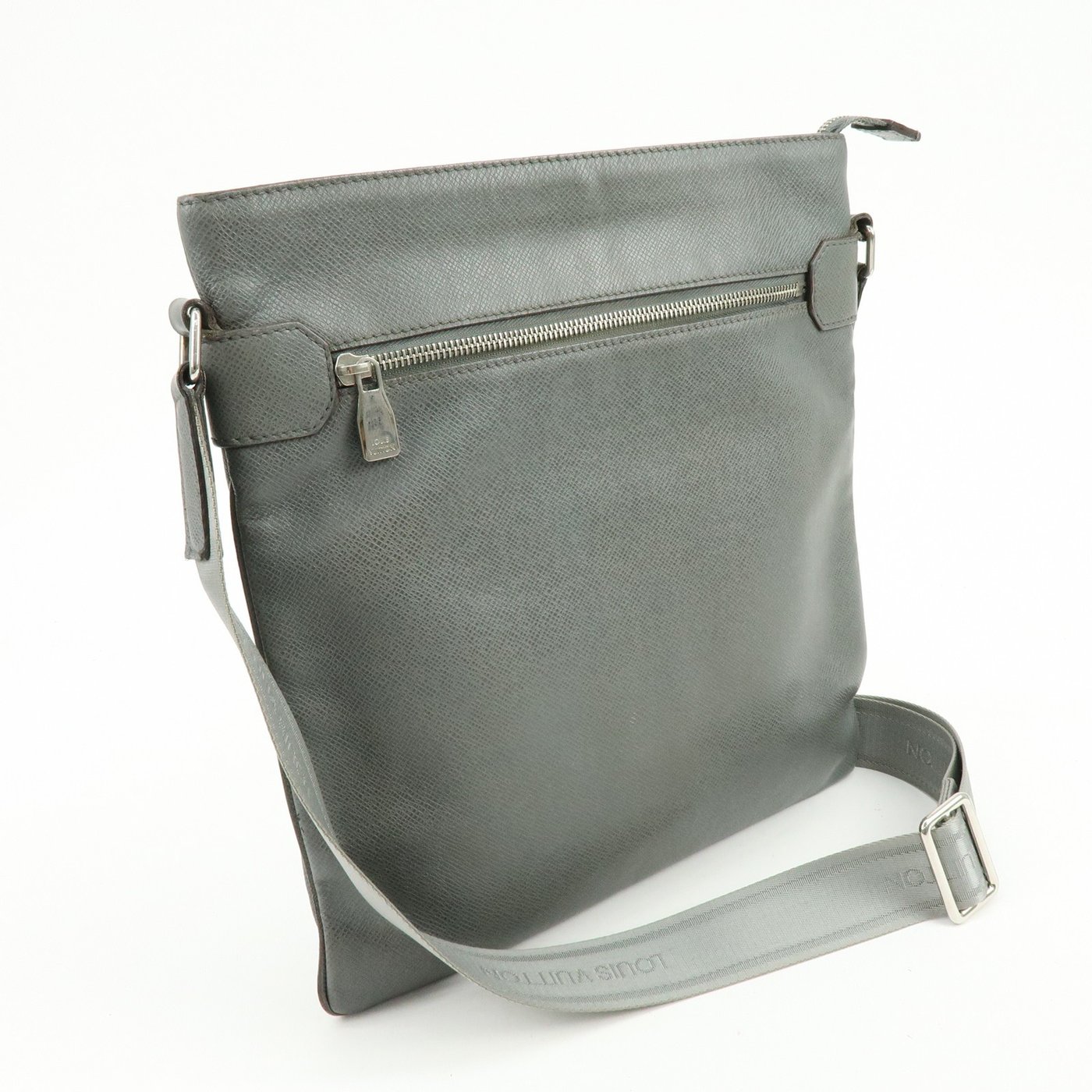 Louis Vuitton Sasha Taiga Leather