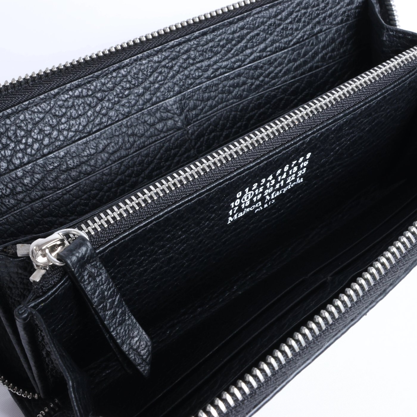 Maison Margiela Zip Round Leather Wallet in Black S56UI0110
