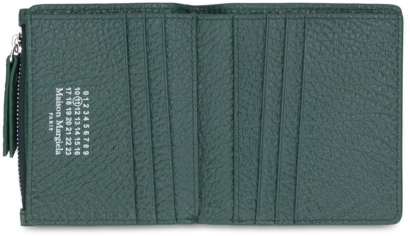 Wallet with zipper