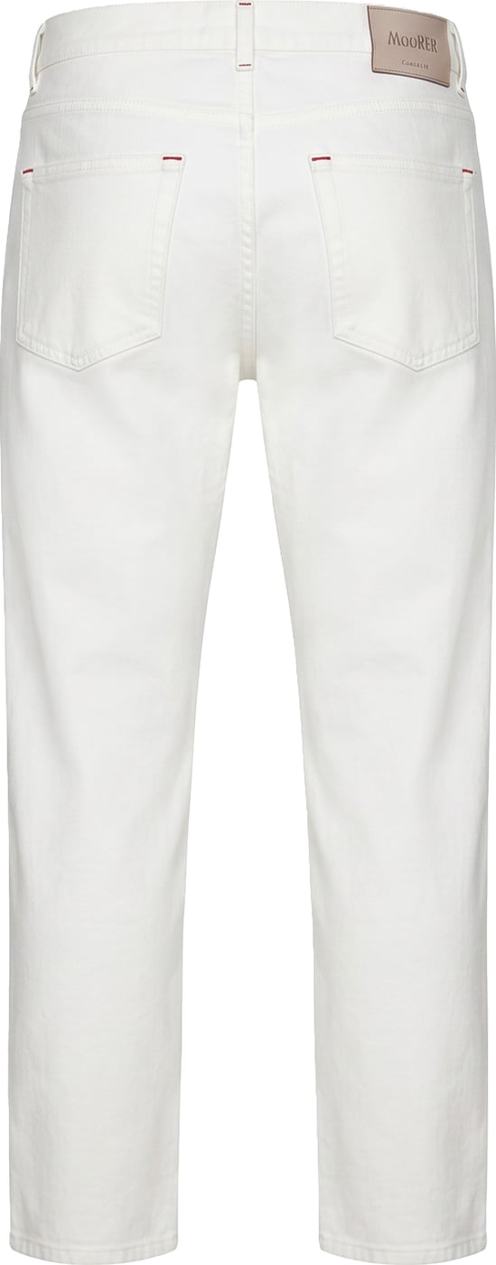 White trousers with pockets