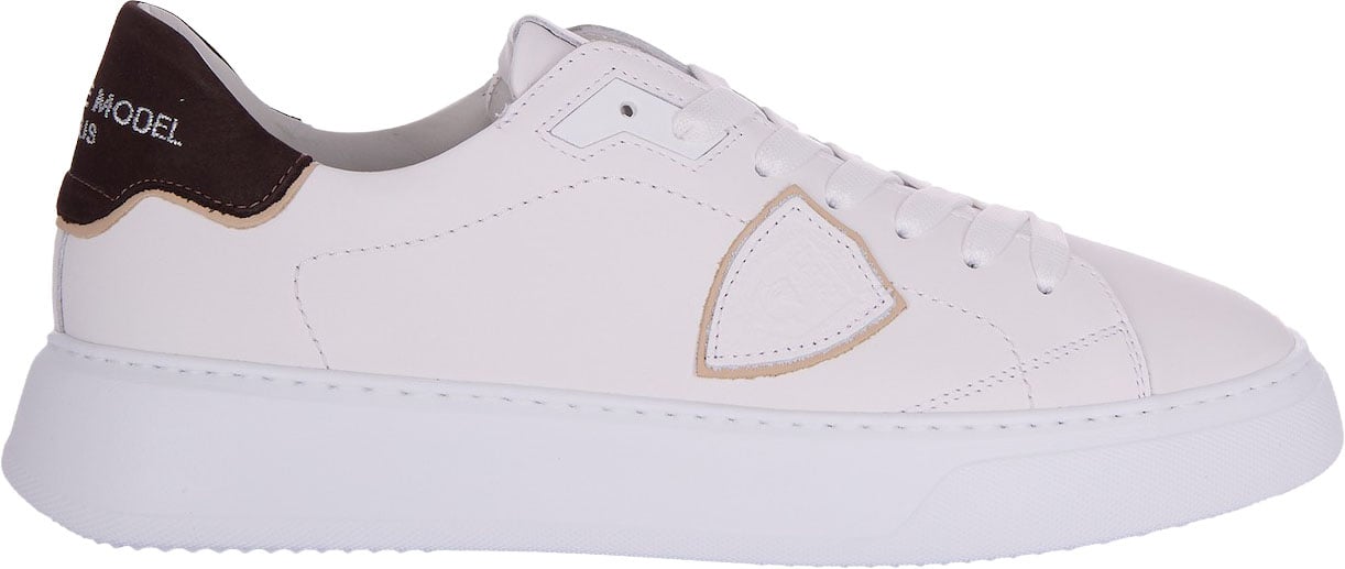 Low-Top Sneakers with 1990s Inspiration and Distinctive Detailing