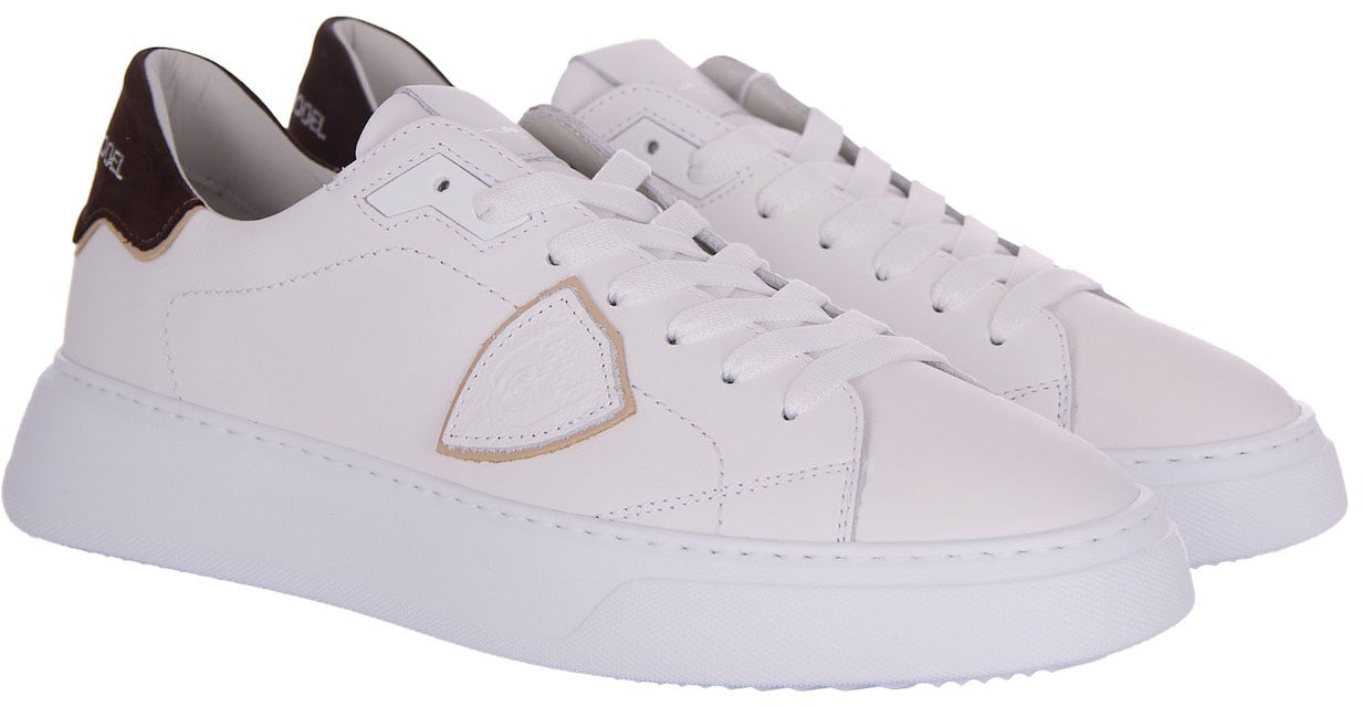 Low-Top Sneakers with 1990s Inspiration and Distinctive Detailing