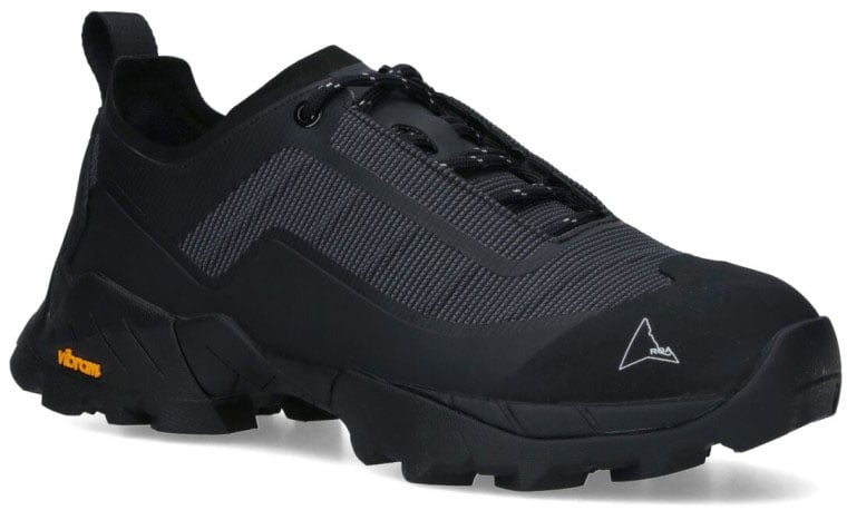 Minimalist Black Sneakers With Low-Top Silhouette