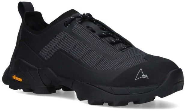 Minimalist Black Sneakers With Low-Top Silhouette