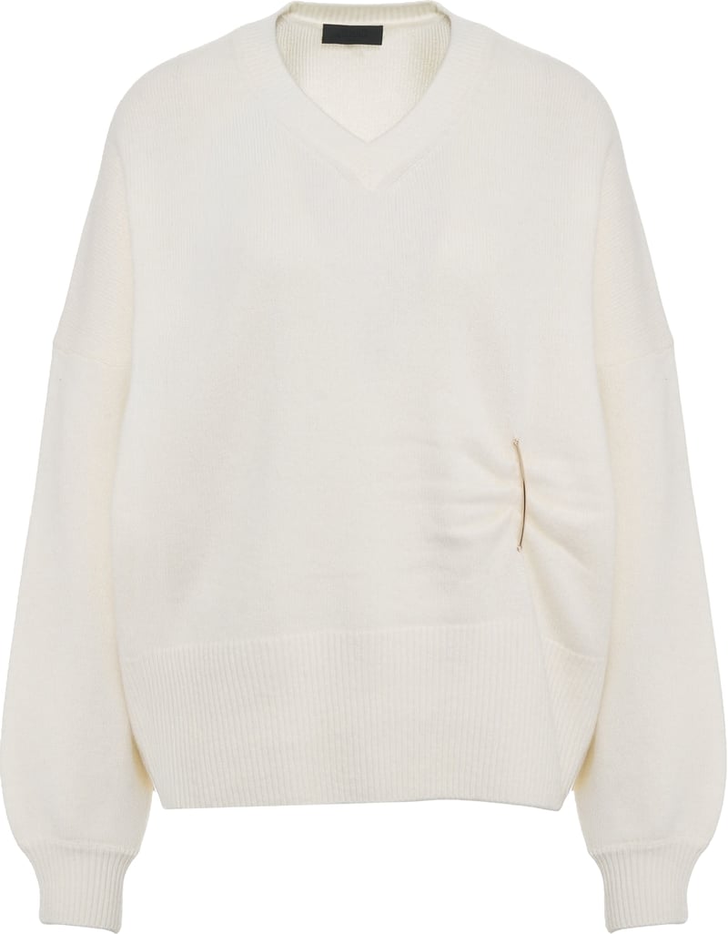 Pullover with brooch