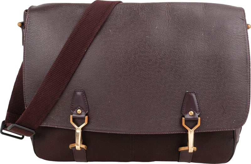 Louis Vuitton Bordeaux Taiga Leather Dersou Messenger Crossbody Bag