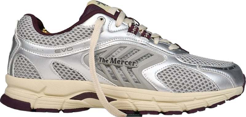Unisex Sneaker met zilverkleurige details en rood accent