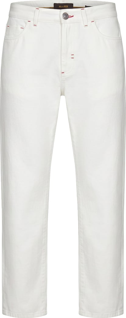 White trousers with pockets