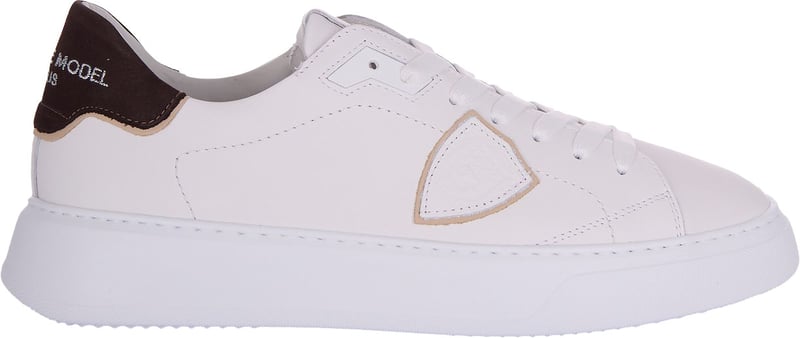 Low-Top Sneakers with 1990s Inspiration and Distinctive Detailing
